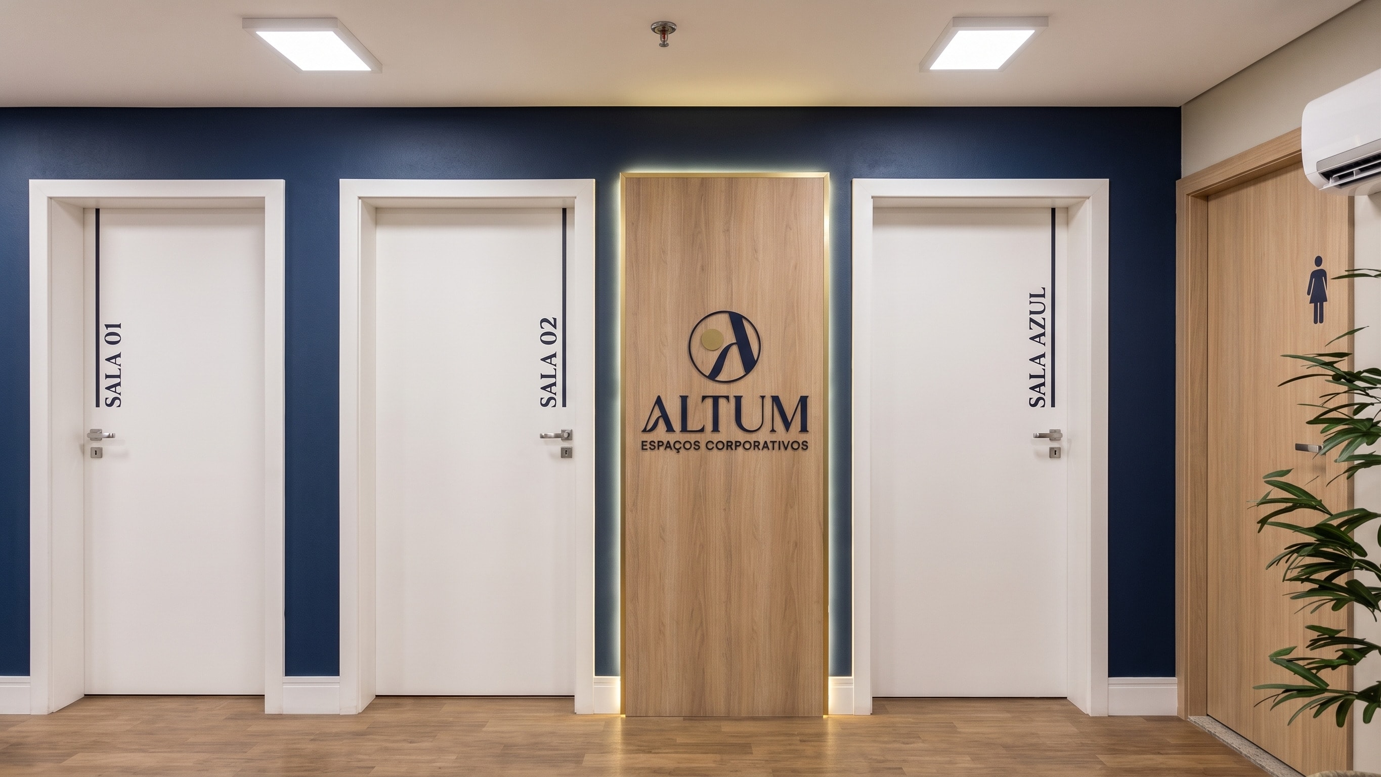 Corredor ALTUM com salas nomeadas e identidade visual